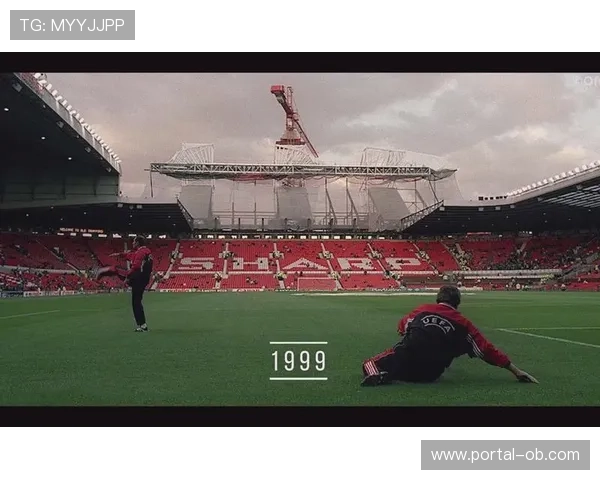 曼联球迷组织“红色军团”自制旗帜重燃老特拉福德主场激情