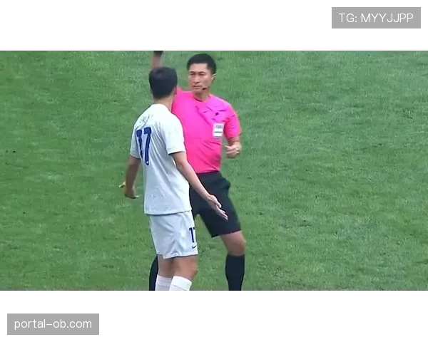 冲突瞬间：梅州与青岛球员围堵裁判，马宁出示三张黄牌控制局面