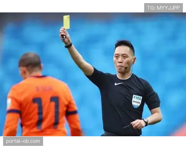 争议瞬间：都灵球员投诉对手肘击，VAR回放后主裁维持黄牌判罚